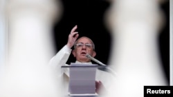 教宗方济各1月5日在梵蒂冈圣彼得广场率领信众祈祷