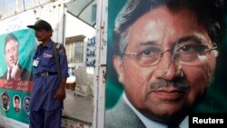 2013年3月21日在卡拉奇的巴基斯坦前总统穆沙拉夫的竞选办公室外面，有警卫看守入口。
