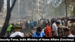 2025年6月12日，救援人员在印度西北部古吉拉特邦城市艾哈迈达巴德坠毁的飞机现场工作。(照片由印度内政部提供） 