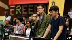 反服貿抗議學生領袖林飛帆(左)和陳為廷在被佔領的台灣立法院舉行記者會。 （2014年4月7日）