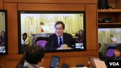 台湾环保署长魏国彦在巴黎以视讯连线召开会议 (照片来源：美国之音李逸华拍摄)