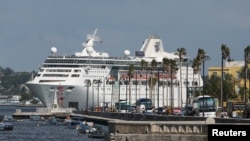 Круизное судно Empress of the Seas, принадлежащее компании Royal Caribbean International, покидает Гавану, Куба, 5 июня 2019 года