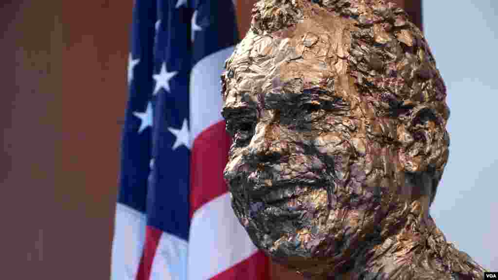 尼克松纪念图书馆里的尼克松的头像(美国之音国符拍摄)