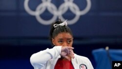 美國體操名將西蒙·拜爾斯以個人心理健康因素，先後退出東京奧運會女子體操團體和個人全能兩項比賽