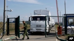 俄罗斯边界保安人员为俄罗斯开赴乌克兰的开卡车开门