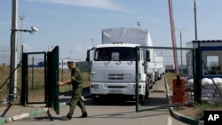 俄罗斯边界保安人员为俄罗斯开赴乌克兰的开卡车开门