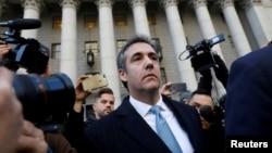 前特朗普私人律師科恩在曼哈頓的聯邦法庭承認有罪後離開法庭。（2018年11月29日） 