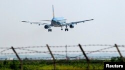 一家越南航空公司的客机从河内内排机场起飞。（2014年11月14日）