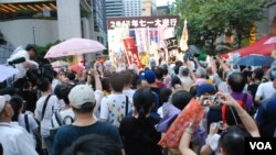 受天雨影響，民陣在7-1大遊行終點中環行人專區的集會未有「逼爆」中環