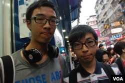 兩位香港中學五年級學生張同學(左)及關同學一起參與街頭論壇，他們對佔領中環運動都表示關注
