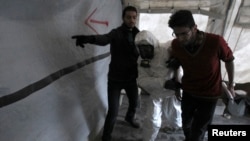 敘利亞反政府武裝醫療人員正接受訓練如何處理受化學武器襲擊時的情景