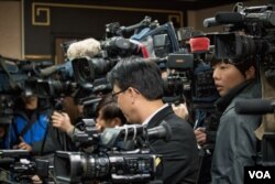 陆委会主委王郁琦辞职引发台湾媒体高度关注。（美国之音记者方正拍摄）