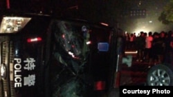 余姚水灾灾民围堵采访车并与警察冲突(民生观察图片)