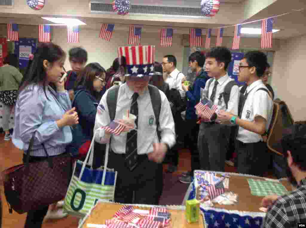 美驻港总领馆举办观摩美大选活动 (美国之音海彦拍摄)