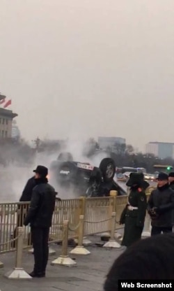 北京天安门金水桥前发生翻车（网络图片）