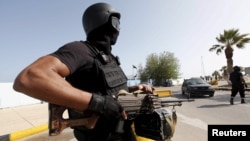 在利比亚首都的黎波里，军人在利比亚团结政府大厦外执行警戒任务。