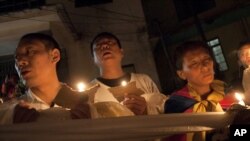 西藏流亡人士10月13日在得知一名藏人在甘肅自焚身亡後在印度達蘭薩拉舉行燭光悼念儀式