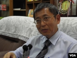 花莲农业改良场厂长黄鹏在办公室接受美国之音采访 (美国之音木风拍摄)