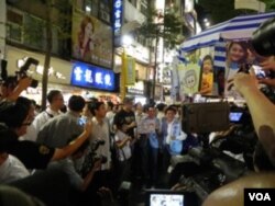 马英九陪同连胜文在西门町扫街拜票 (美国之音许波拍摄)