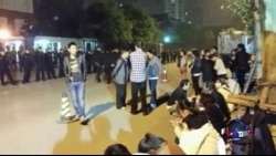 失联客机家人在马使馆外静坐抗议