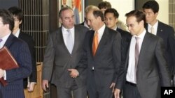 美國負責東亞和太平洋事務的助理國務卿坎貝爾(左)星期四在東京與美國駐日本大使會面。