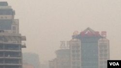 2015年12月20日16时起，北京地区雾霾开始加重。当时北京朝阳区使馆区附近街道灰雾茫茫。叶兵拍摄