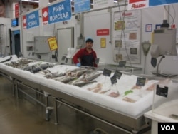 莫斯科超市中来自的塔吉克斯坦的售货员。