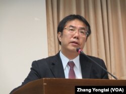 台湾在野党民进党立委黄伟哲 (美国之音张永泰拍摄)