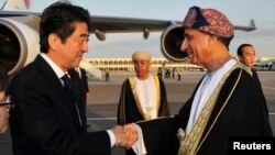 2014年1月9日﹐日本首相安倍晉三(左)進行非洲訪問﹐在阿曼的馬斯喀特與副首相法赫德.馬哈茂德.賽義德握手。