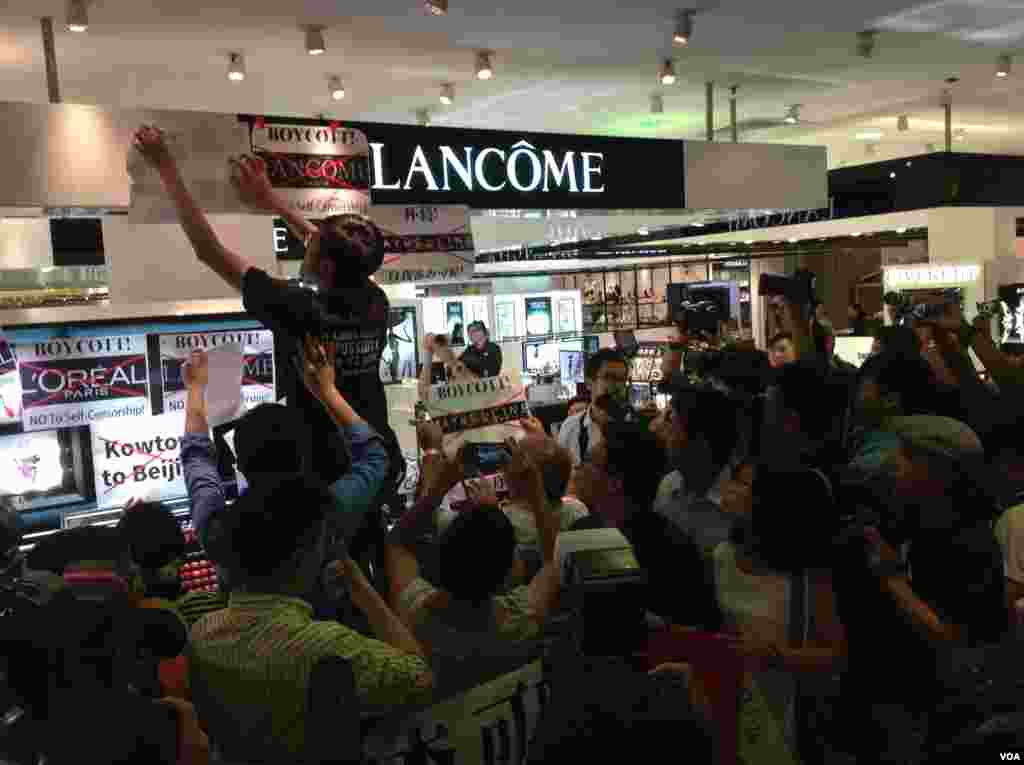 香港十六個政黨和團體銅鑼灣時代廣場抗議Lancome 