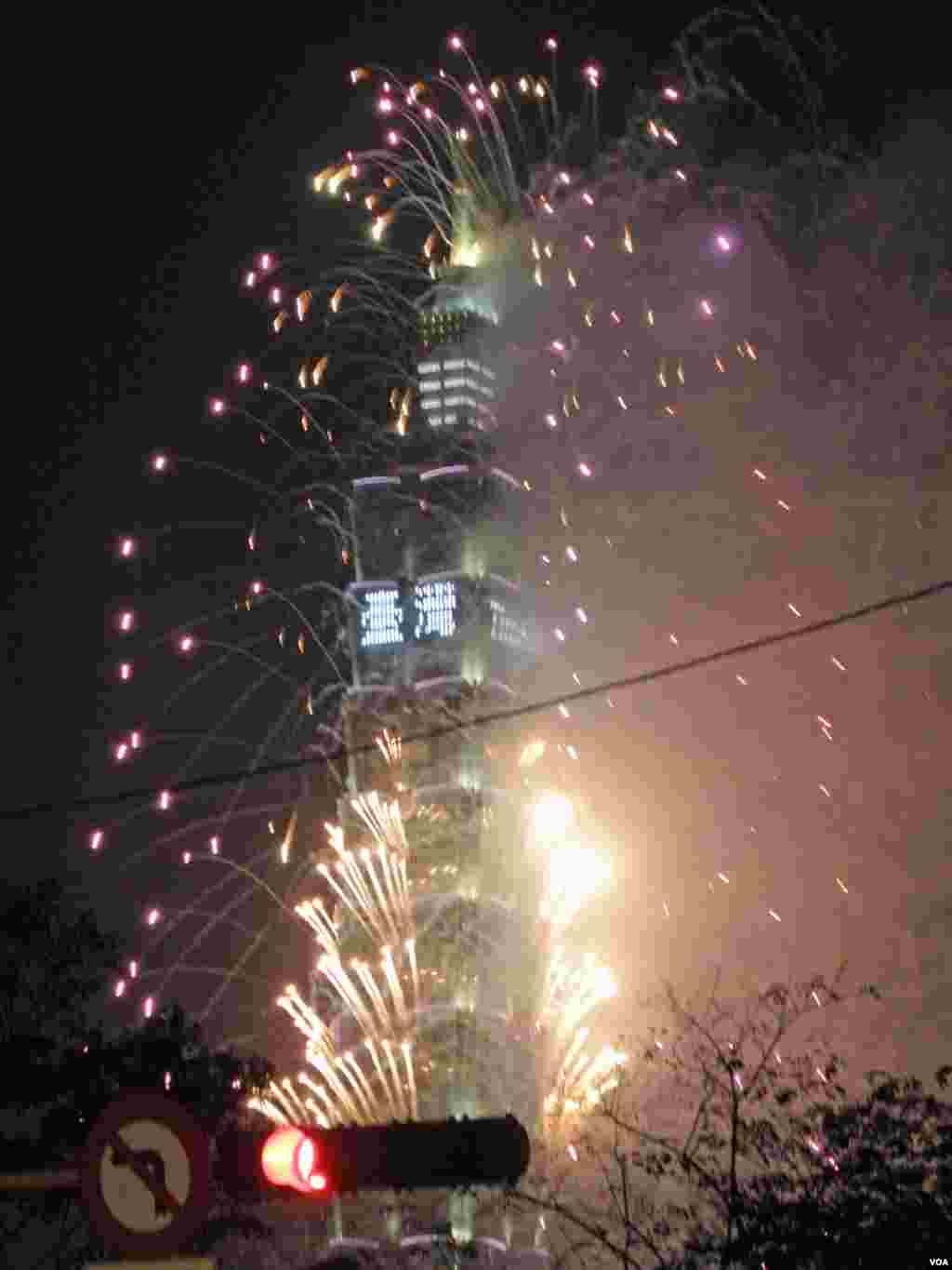 迎接2013年，台北101大楼烟火齐放。(美国之音申华拍摄)
