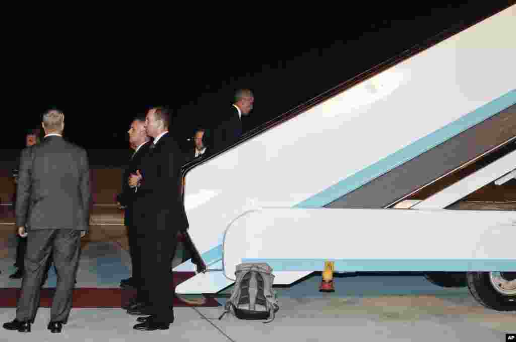 在G20hangzhou峰会结束后，美国总统奥巴马在杭州萧山国际机场走上总统专机空军一号，用的是中方提供的能驾驶的车载飞机扶梯，也有红地毯，这和他到来时的情况不同（2016年9月5日）。