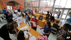 美国求职者在迈阿密的一个人才招聘会寻找工作(2015年10月6日)