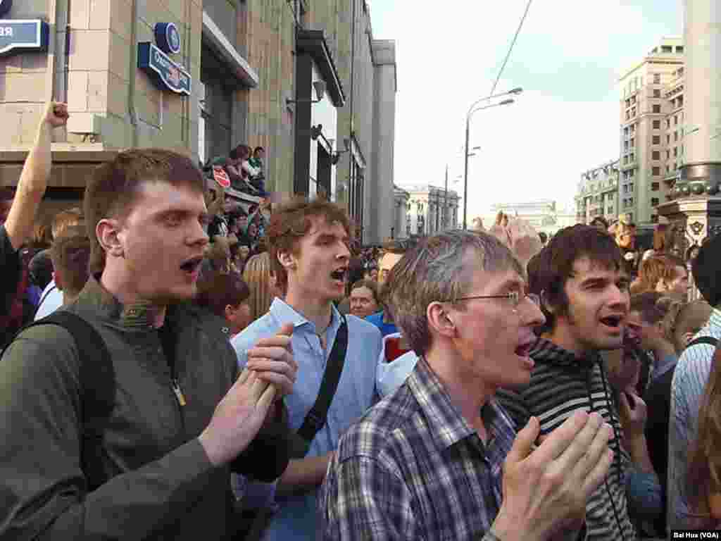 示威者呼喊口号。(美国之音白桦拍摄)