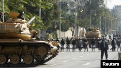 2012年12月12日星期三,埃及坦克和防暴警察在总统府外面戒备