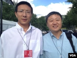 普渡大学教授钱永平先生(右)和博士伊强 (美国之音宁馨拍摄)