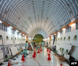 波音工人正在组装787梦幻客机