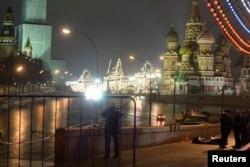 Российский оппозиционер был убит на Большом Москворецком мосту в самом центре столицы. Впоследствии за этим местом среди сторонников политика закрепится неофициальное название «Немцов мост».