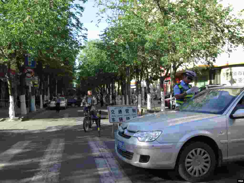 烏魯木齊5.22事件現場警方在盤查來往車輛。 (美國之音東方拍攝)