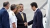 美国驻日本大使卡罗琳·肯尼迪(左三)在珍珠港欢迎日本首相安倍晋三(2016年12月26日)。