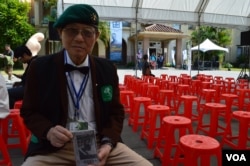 见证人陈先生展示历史照片(美国之音申华拍摄)