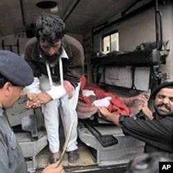 士兵和志愿者帮助把受伤者送往医院