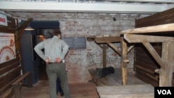 莫斯科古拉格博物館複製的當年古拉格集中營牢房內部（美國之音白樺拍攝）