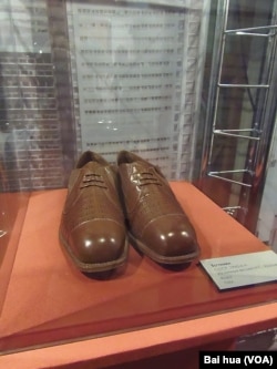 2012年在莫斯科举办的一个有关赫鲁晓夫的展览上，展出了这位前苏联领导人1960年出席联合国大会时穿的皮鞋。