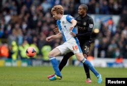 Tapahtaa Manchester Sitii, Fernandinho (mirga) fi taphataa Bilaakibarn Kiris Teyleritti dorgommii FA Cup marsaa sadeessoo Ingilaadnitti tapahtan irratti akkana kubbaa wal saama. England Amajjii 4, 2014