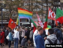 俄罗斯公民社会在发展。今年5月1日莫斯科反政府游行示威中的各种不同的政治和社会力量旗帜。(美国之音白桦拍摄)