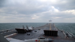 中國殲-15戰鬥機從遼寧號航母甲板上起飛（資料照片）