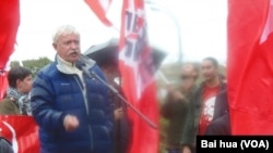 拉科耶夫在雨中讲话。。(美国之音白桦拍摄)