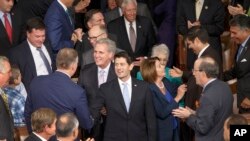 美国众议院新当选议长保罗·瑞安在众议院少数党民主党领袖佩洛西和众议院多数党领袖凯文·麦卡锡的陪同下走进国会山众议院会议厅。（2015年10月29日）