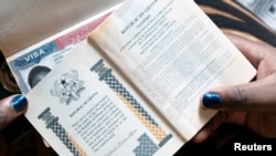 一本有美簽的護照。